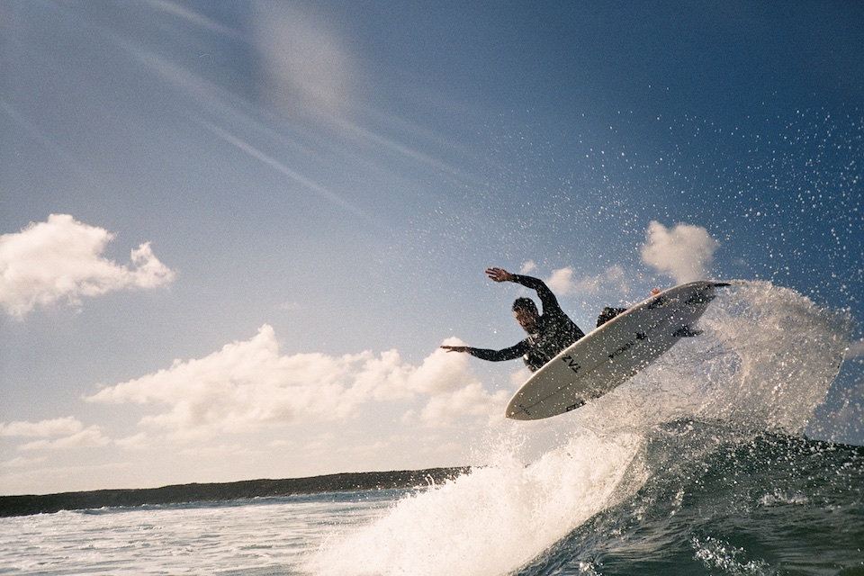 Hector surfs on a Pukas shaped by Taz and the Narval x Pukas wetsuit